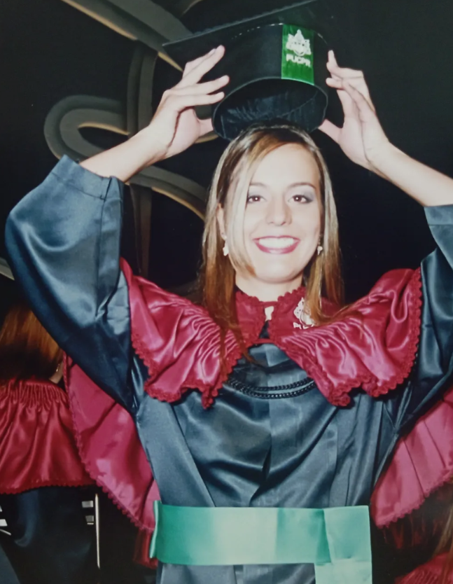 Registro da formatura da Dra. Paola em Odontologia pela PUCPR